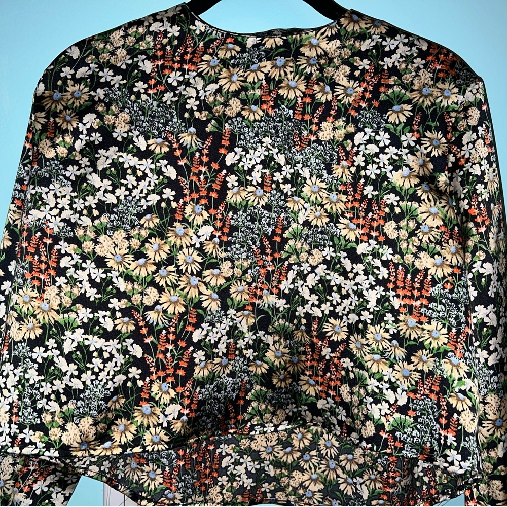 H&M FLORAL SATIN-LIKE LONG SLEEVE CROP TOP!